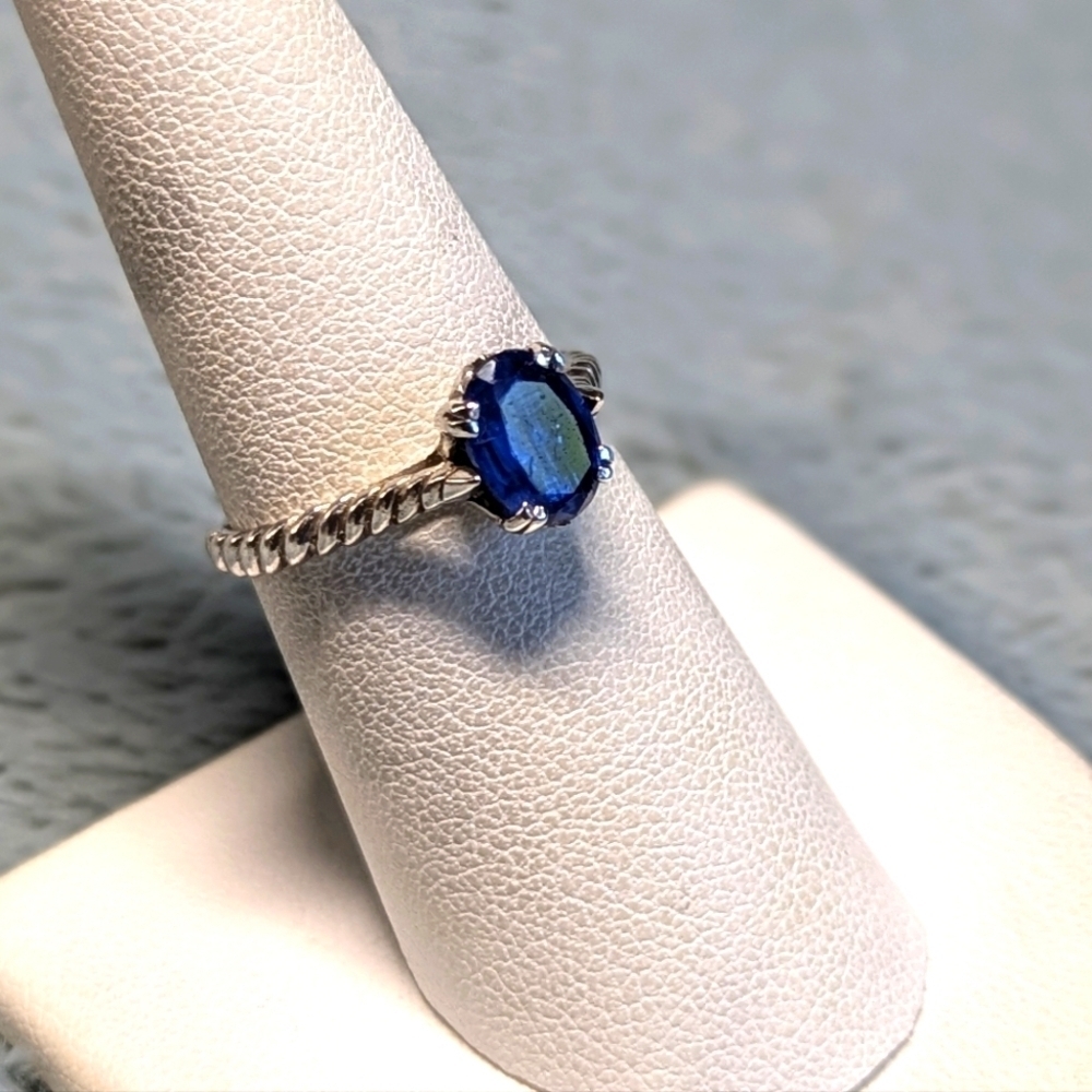Vintage Sterling Silver and Oval Sapphire Ring w/ Rope Detailing the Band - Picture 7 of 9